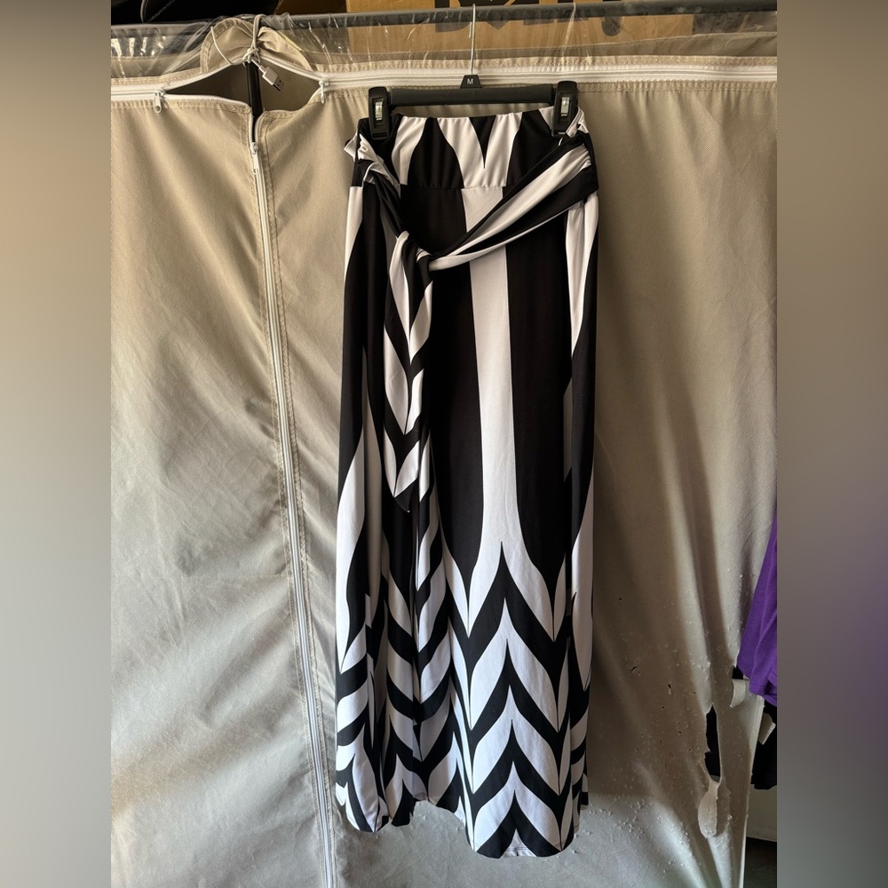 Robert Louis size large black/wight heavy skirt